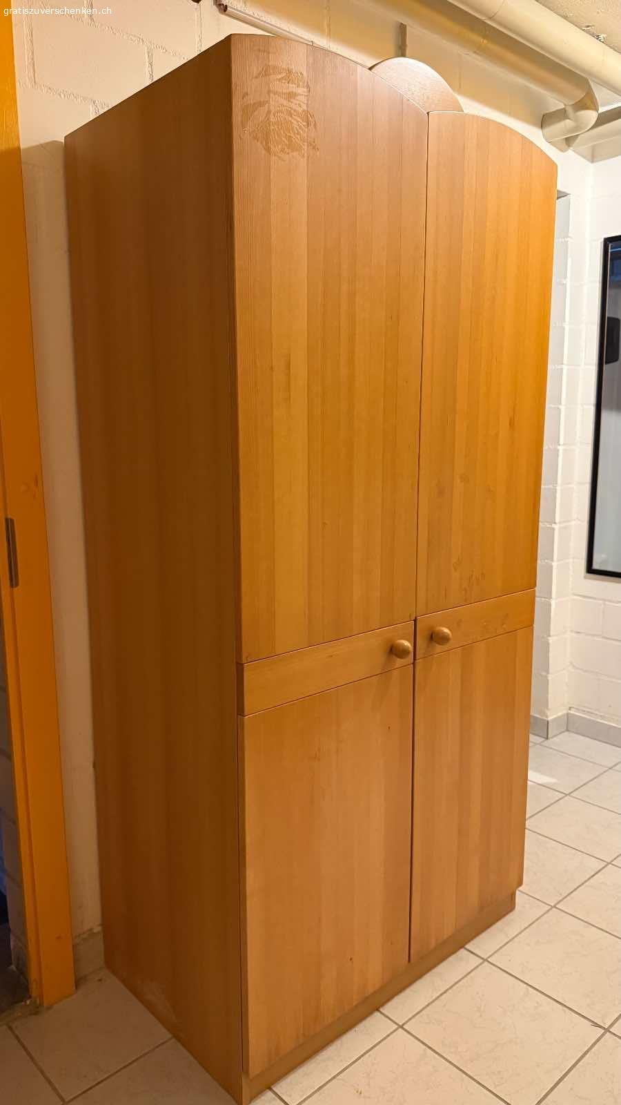 1 Kinderschrank - Selbstabholung in Lyss. Zustand gebraucht, Gebrauchsspuren beim Holz, Stabilität sehr gut.

Muss abgeholt werden.

Material Massivholz

Breite 90 cm
Tiefe 55 cm
Höhe 181 - 190.5 cm