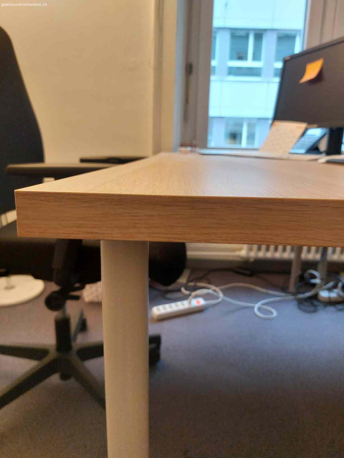 Gratis: 1 oder 2 IKEA Bürotische 160 x 80 cm. Gratis abzugeben:

1 oder zwei Ikea-Bürotische, Platte mit Nachgeahmter Holzmaserung und abschraubbare Tischbeine

Neuwertig

Masse: 160 x 80 cm, Höhe 74 cm, Füsse können leicht an Bodenunebenheiten angepasst werden durch Schrauben.

Tischbeine sind bereits abgeschraubt.
Abzuholen nach Vereinbarung
