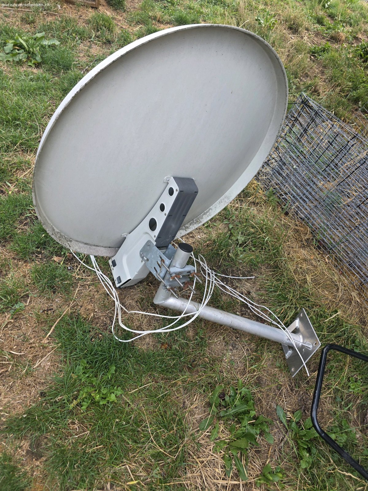 1 Satspiegel Doppelfeed 1m gross. 1 Satspiegel 1m Schüssel mit Doppelfeed. inkl. Wandhalterung für ablegen Orte ohne Kabel TV.

Nagelneuer Sat Receiver im Tausch gegen altes Röhrenradio 50 er 60er Jahre.
Danke und beste Grüsse