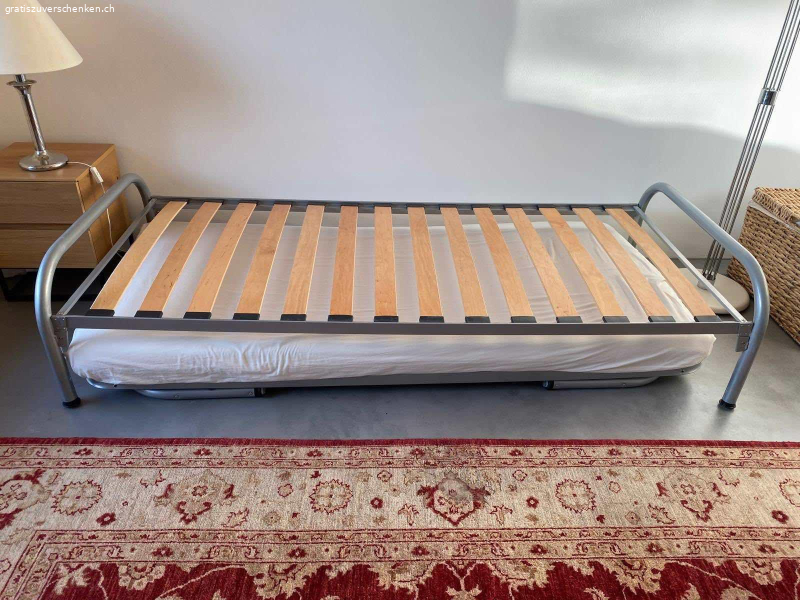 1x2 m Bettgestell und 1x2 m Klappbett zu verschenken