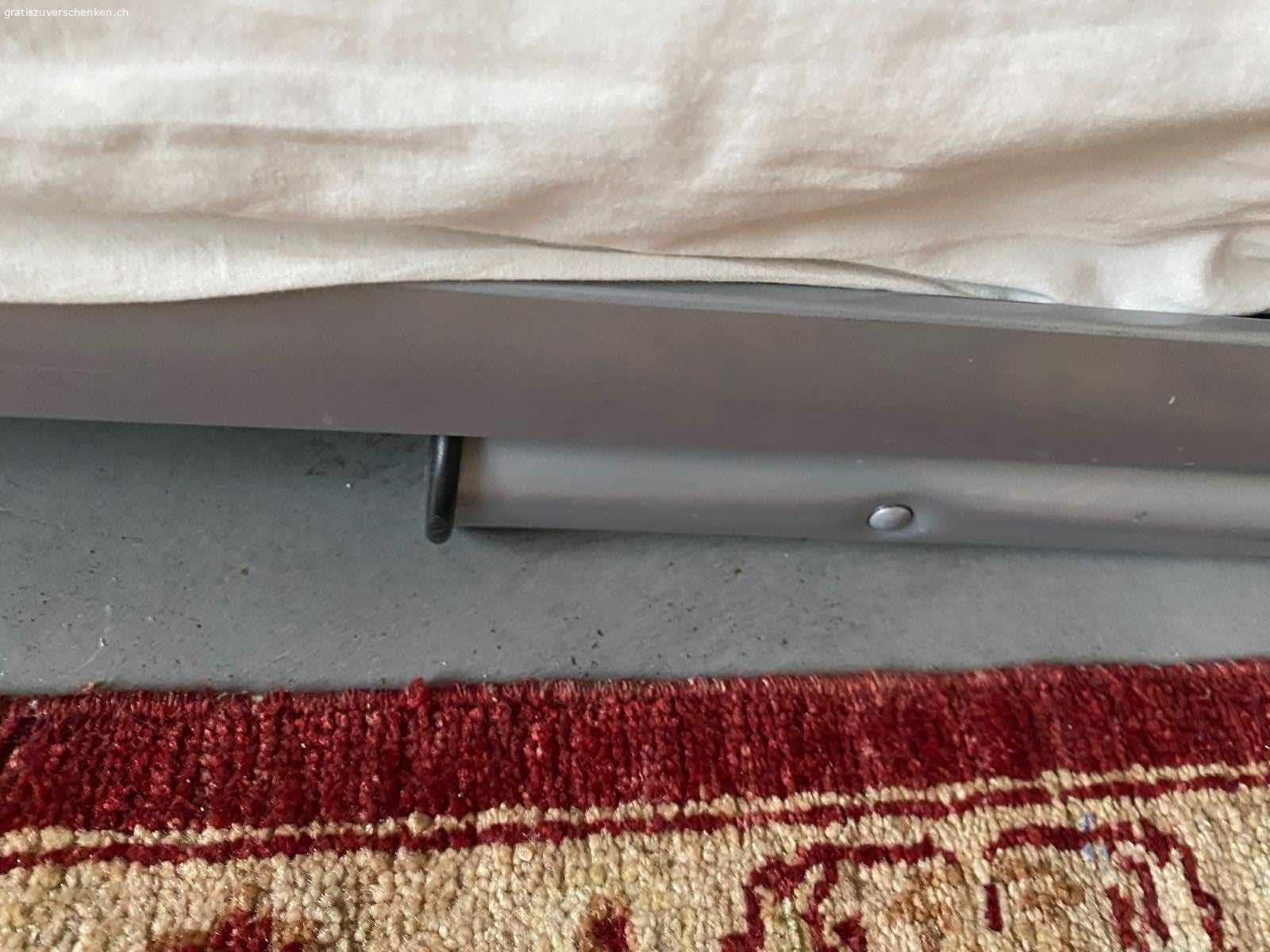 1x2 m Bettgestell und 1x2 m Klappbett zu verschenken. Das Kombi-Bettgestell ist sehr praktisch, da das Klappbett unter das Bettgestellt passt und auf beiden Betten Lattenroste eingebaut sind.  Zudem sind die Betten leicht und auf gleicher Höhe, wenn man sie nebeneinander stellt. Mit einer Decke darüber und Kissen an der Wand ergibt das Gestell eine Sofa-Sitzmöglichkeit.

Die Betten sind ohne Matratzen, Decke und Kissen.