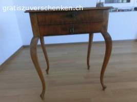 2 antike Tische Biedermeier Nussbaumholz. 2 antike Tische Biedermeier Nussbaumholz nur zusammen zu verschenken.