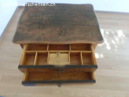 2 antike Tische Biedermeier Nussbaumholz