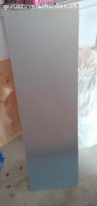 1 Holzplatte für Bastler. 1x Pressholz (?), anthrazitfarben 
Masse ca. 118x35x2cm

Nur Abholung (kontaktlos möglich)