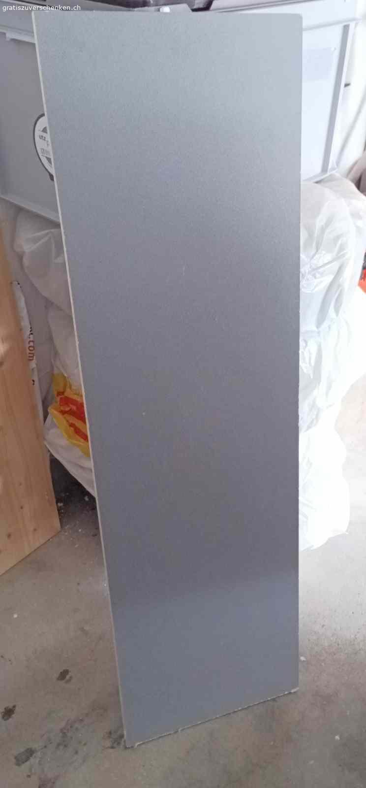 1 Holzplatte für Bastler. 1x Pressholz (?), anthrazitfarben 
Masse ca. 118x35x2cm

Nur Abholung (kontaktlos möglich)