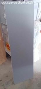 1 Holzplatte für Bastler. 1x Pressholz (?), anthrazitfarben 
Masse ca. 118x35x2cm

Nur Abholung (kontaktlos möglich)