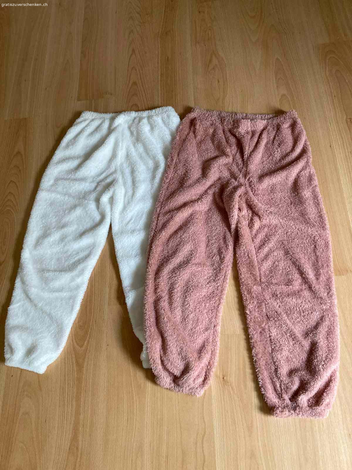 2 Homewear Hosen. 2 Hosen Plüsch, sehr warm, weich und angenehm.
Alt rosa und crème farbig.
Rauch- und Tierloser Haushalt.
Abholung in Hünenberg, Kanton Zug.
Versand per B Post ist möglich, kostet Fr. 9.00 Porto.
Bezahlung per Twint möglich.
