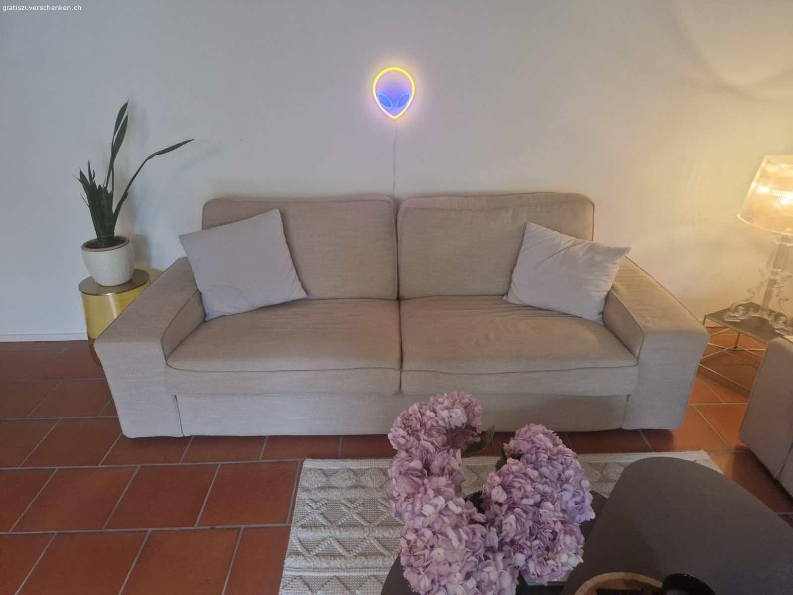 2 IKEA Sofas. Guter Zustand außer Löcher auf einer Armlehne
Gratis, zu abholen