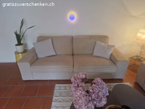 2 IKEA Sofas. Guter Zustand außer Löcher auf einer Armlehne
Gratis, zu abholen