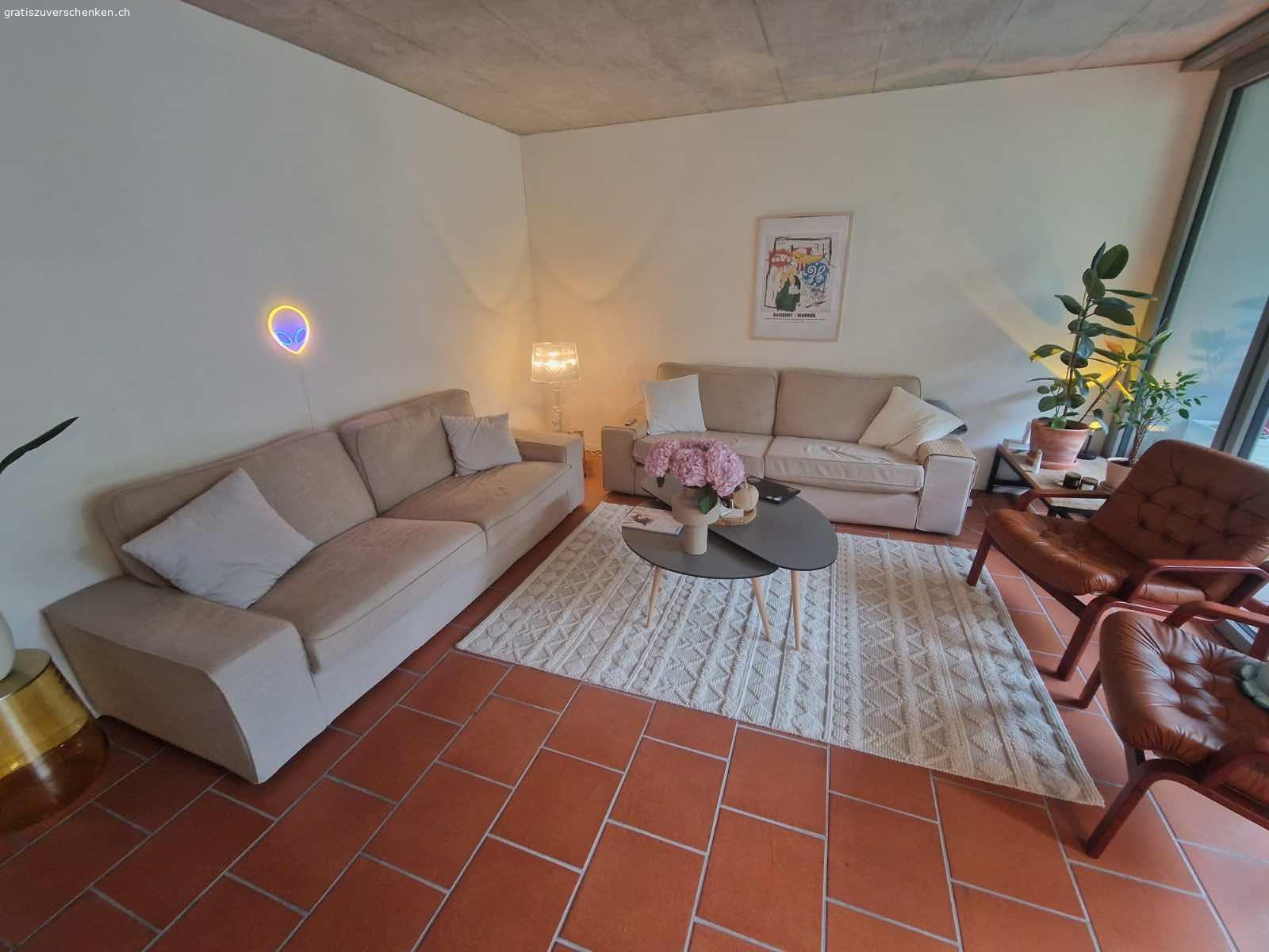 2 IKEA Sofas. Guter Zustand außer Löcher auf einer Armlehne
Gratis, zu abholen