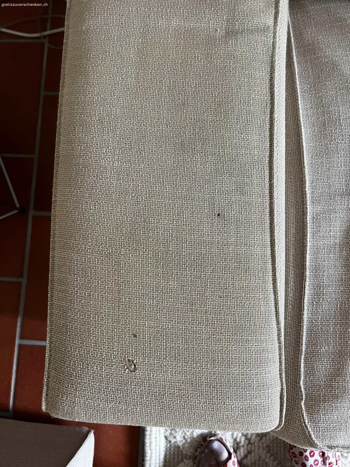 2 IKEA Sofas. Guter Zustand außer Löcher auf einer Armlehne
Gratis, zu abholen