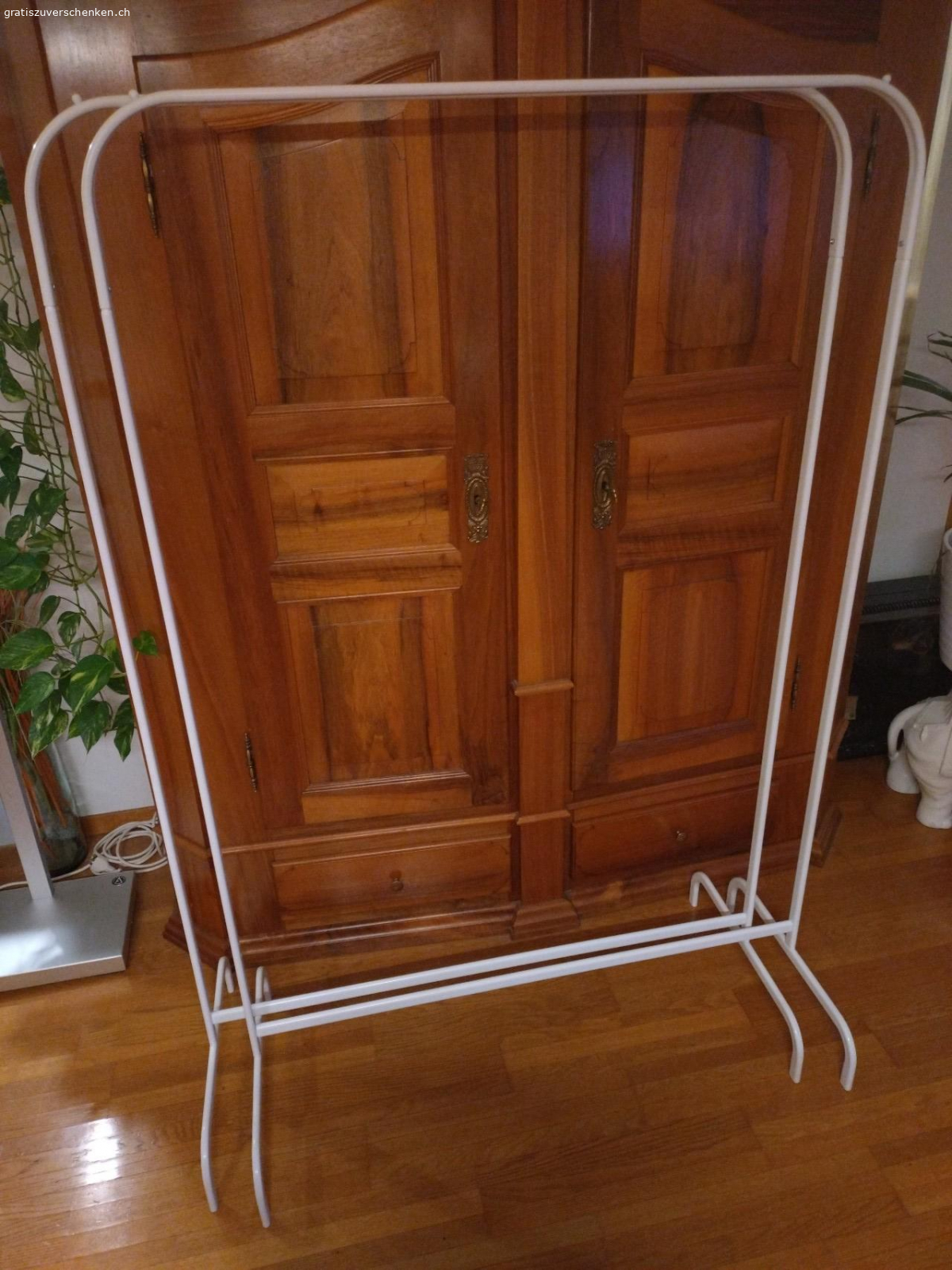 2 Kleiderstangen, Kleiderständer. H: 153cm, B: 100cm, weiss, IKEA
neuwertig