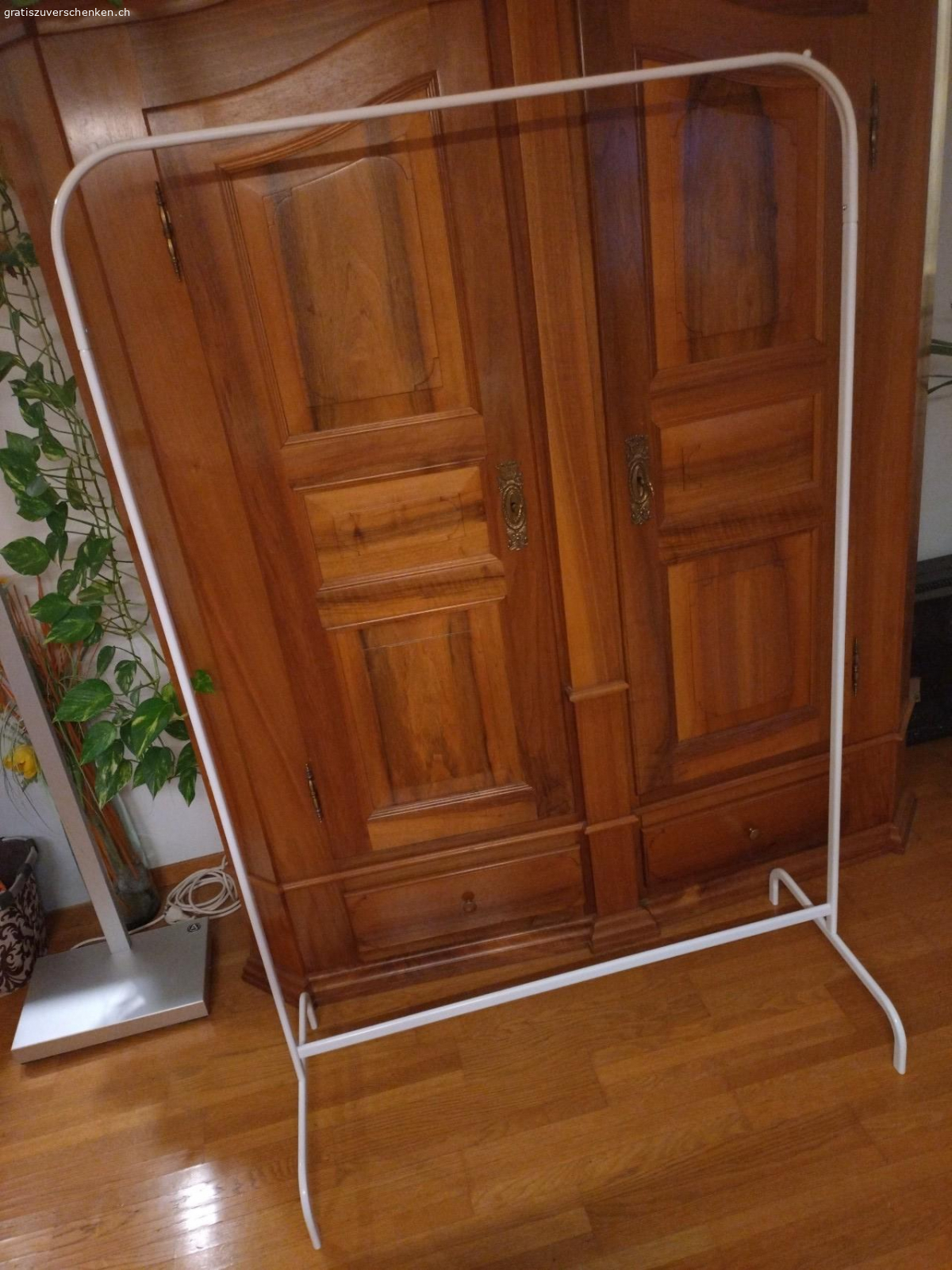 2 Kleiderstangen, Kleiderständer. H: 153cm, B: 100cm, weiss, IKEA
neuwertig