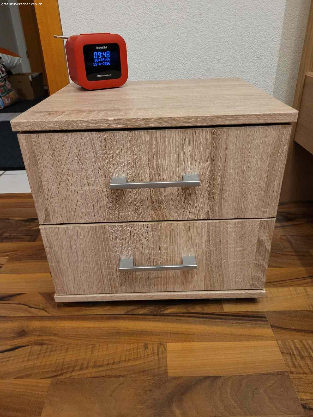 2 Nachttische. 2 Nachttische zu verschenken sind unterschiedlich.
L x B x H  41 x 37,5 x 38
L x B x H  37,5 x 35 x 38