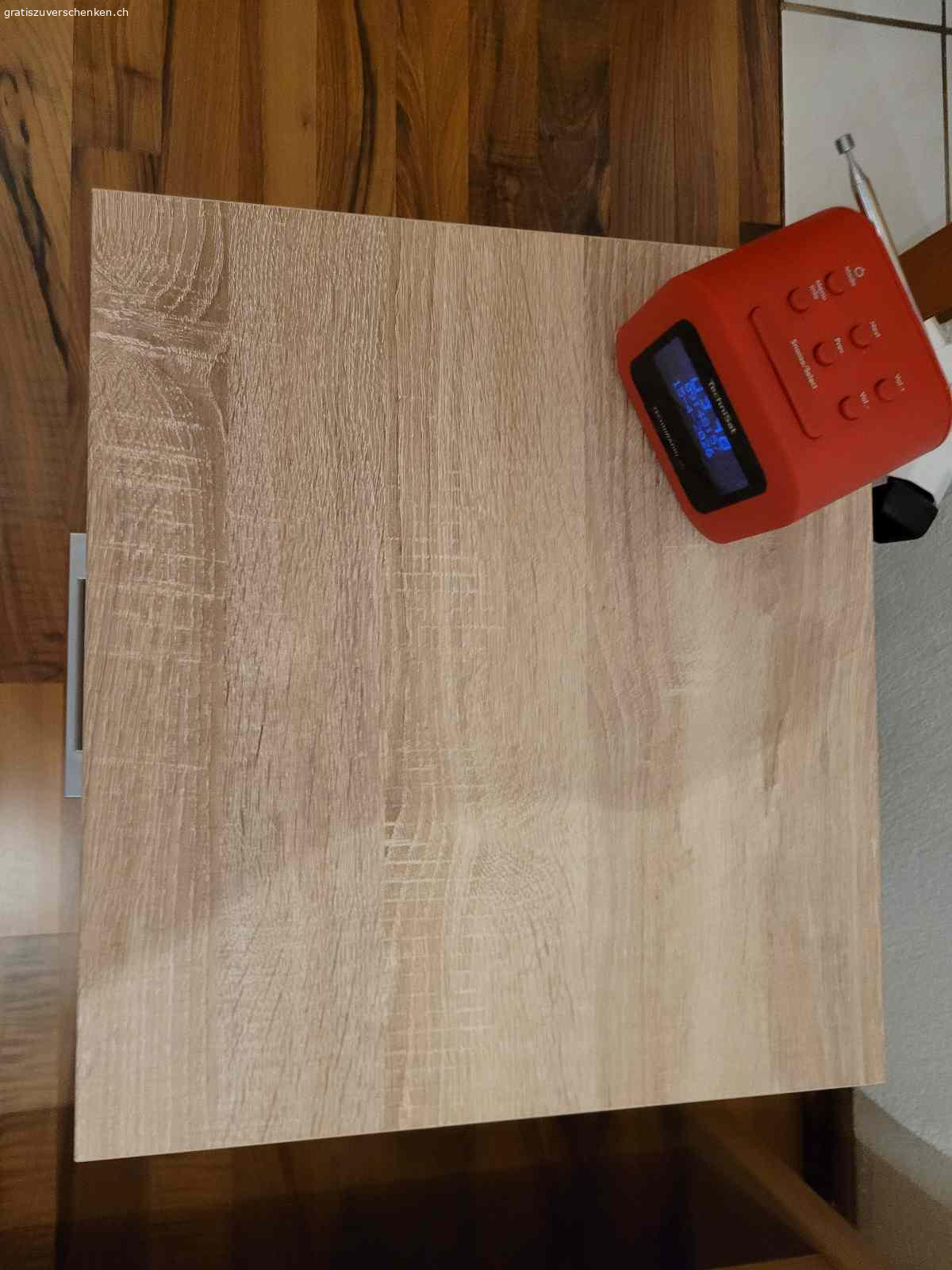 2 Nachttische. 2 Nachttische zu verschenken sind unterschiedlich.
L x B x H  41 x 37,5 x 38
L x B x H  37,5 x 35 x 38