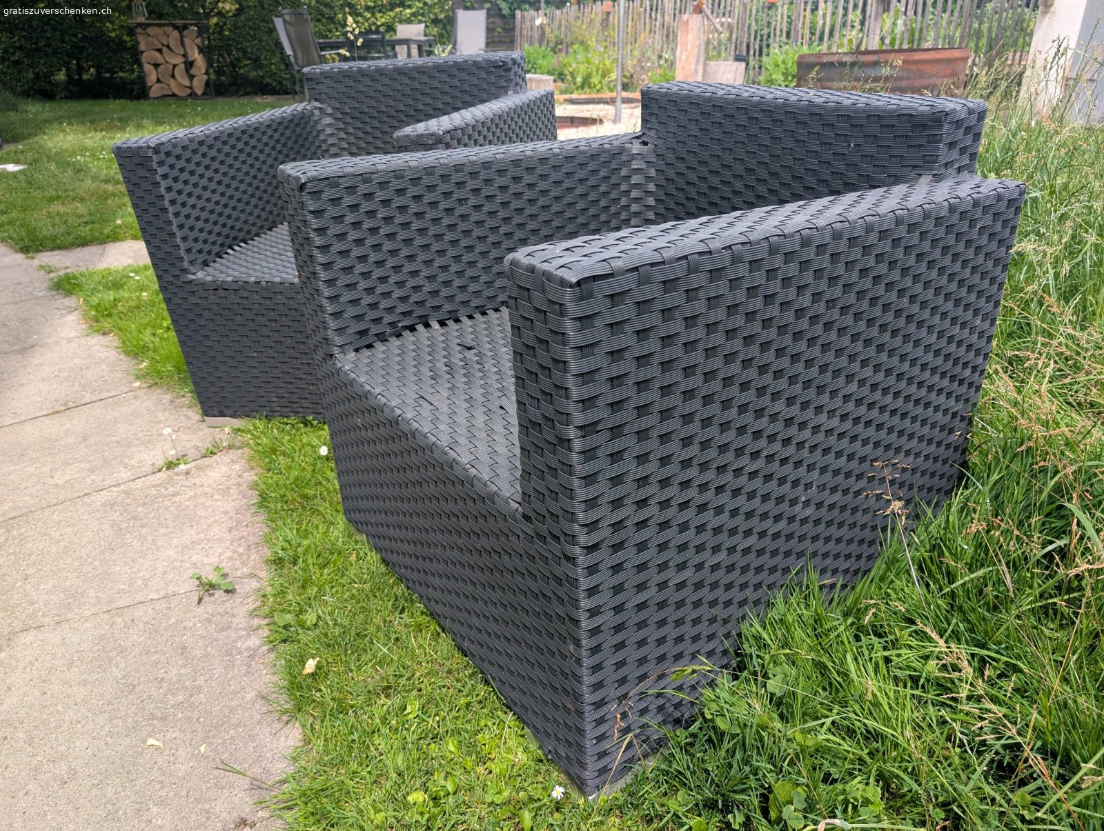 2 Rattansessel (ohne Sitzkissen). zwei Rattansessel ohne Sitzkissen