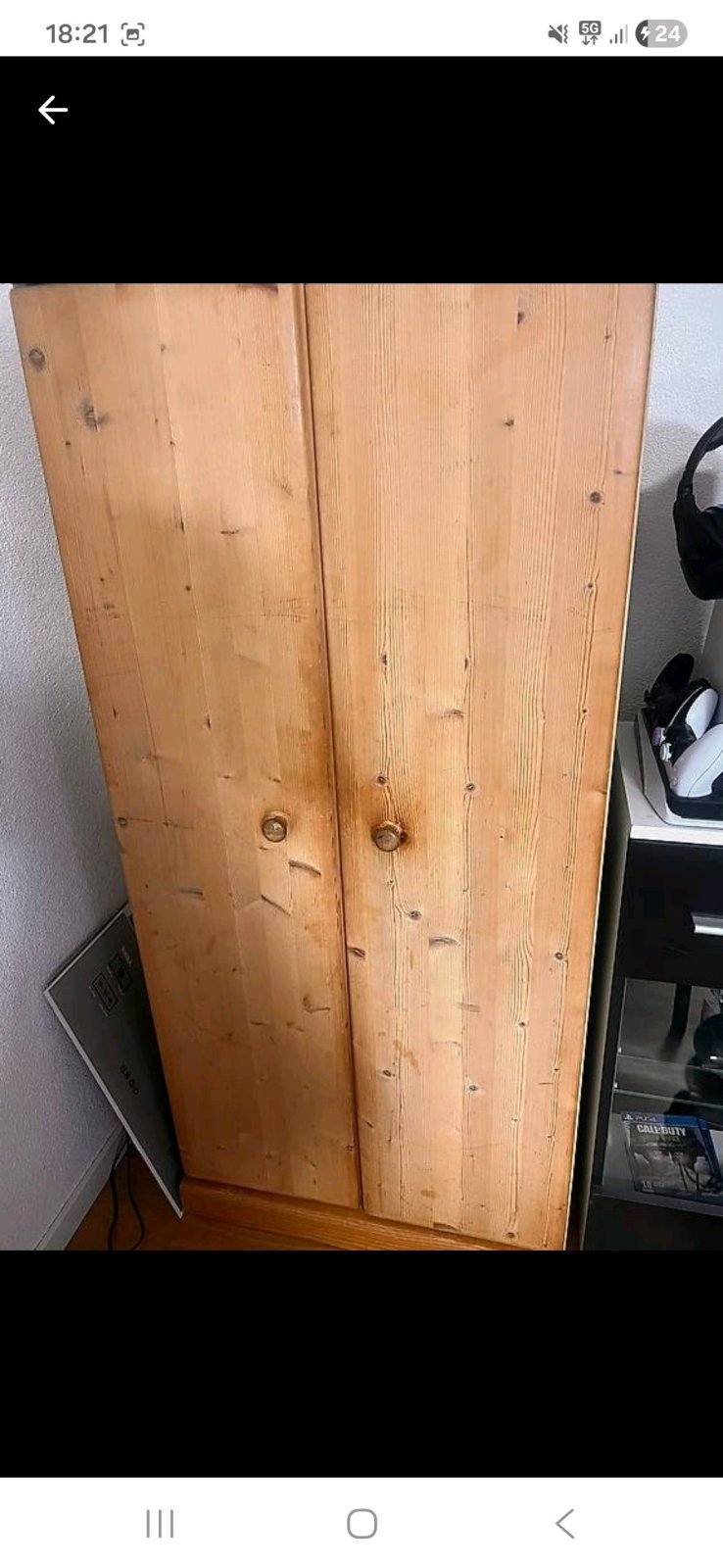 2 schöne Echtholz-Schränke aus Massi. Ich Verschenke diese 2 älteren, aber noch absolut guten und stabilen Schränke aus Holz. Sie bieten viel Stauraum und verströmen einen gemütlichen, rustikalen Charme.

Zustand: Gebraucht, aber gut erhalten und voll funktionstüchtig.
Masse (pro Schrank): 143 cm (Höhe) x 65 cm (Breite) x 37 cm (Tiefe ohne Griff) / 40 cm (Tiefe mit Griff).
Preis: 0 CHF für beide Schränke zusammen.

Abholung & Wichtiges:
bis Spätestens 25.06.26
Abholung in 8606 Nänikon / Greifensee (bitte genug Platz im Auto einplanen und am besten zu zweit kommen).
ich werde Gerne beim Runter tragen helfen (2OG)

Bei Interesse oder Fragen einfach ungeniert melden!
Freundliche Grüsse