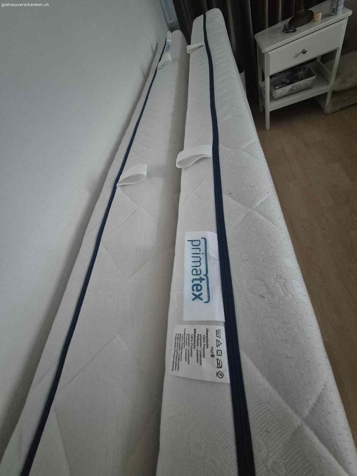 2 sehr gut gehaltene Matratzen 2000x900. 2 sehr gut gehaltene Matratzen mit Hülle.
MASS  2000x900
Weisen nur kleine Gebrauchsspuren, jedoch sind Hüllen waschbar.
WICHTIG: Geht nur als Paar weg.