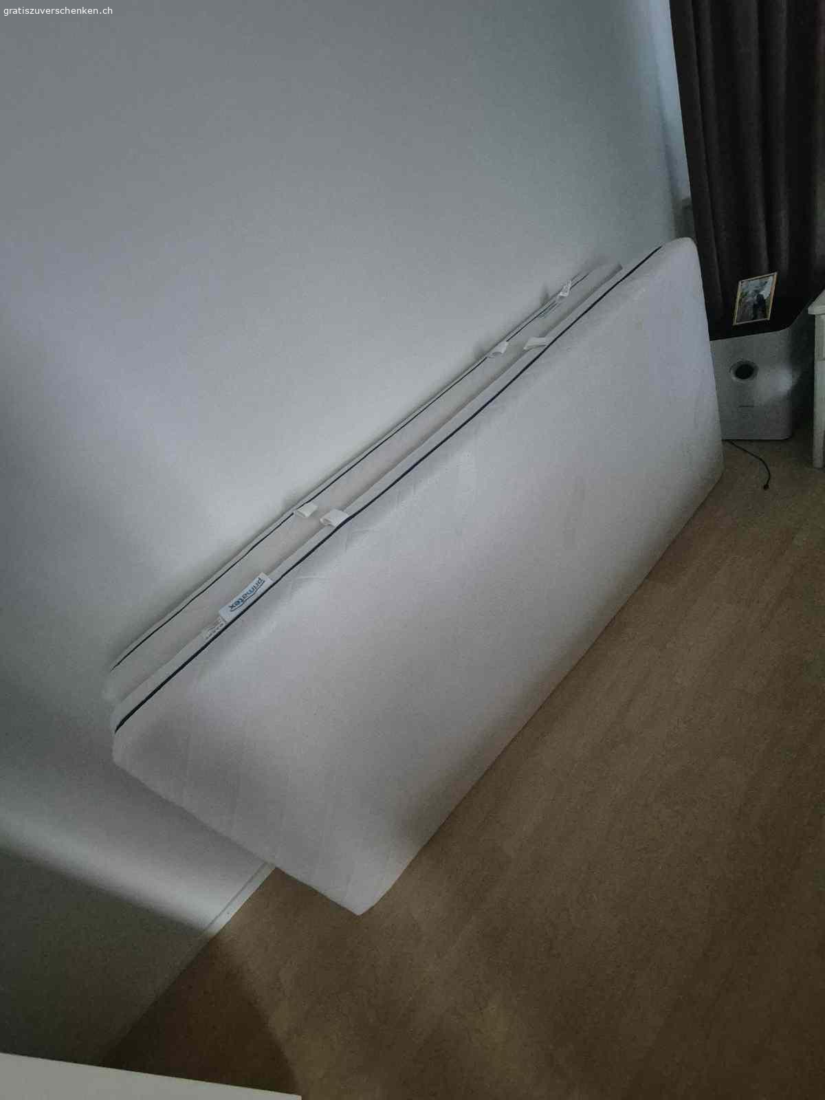 2 sehr gut gehaltene Matratzen 2000x900. 2 sehr gut gehaltene Matratzen mit Hülle.
MASS  2000x900
Weisen nur kleine Gebrauchsspuren, jedoch sind Hüllen waschbar.
WICHTIG: Geht nur als Paar weg.