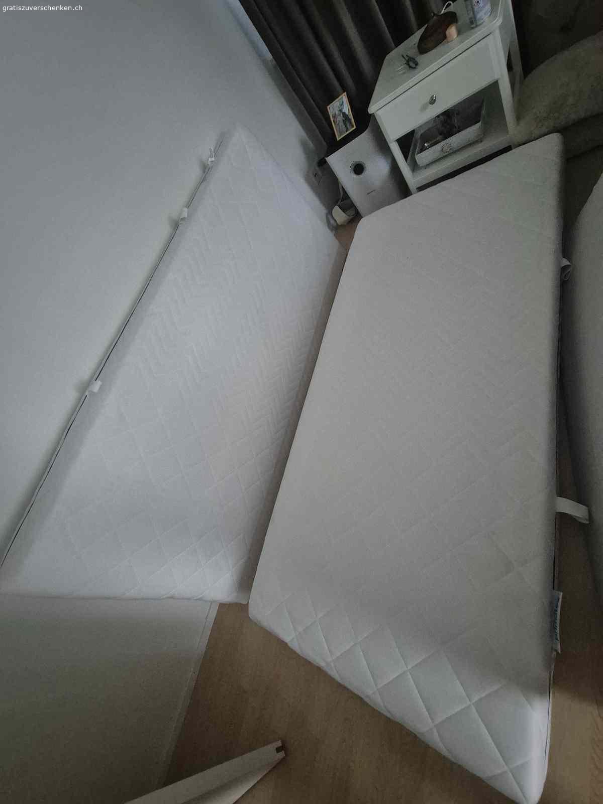 2 sehr gut gehaltene Matratzen 2000x900. 2 sehr gut gehaltene Matratzen mit Hülle.
MASS  2000x900
Weisen nur kleine Gebrauchsspuren, jedoch sind Hüllen waschbar.
WICHTIG: Geht nur als Paar weg.