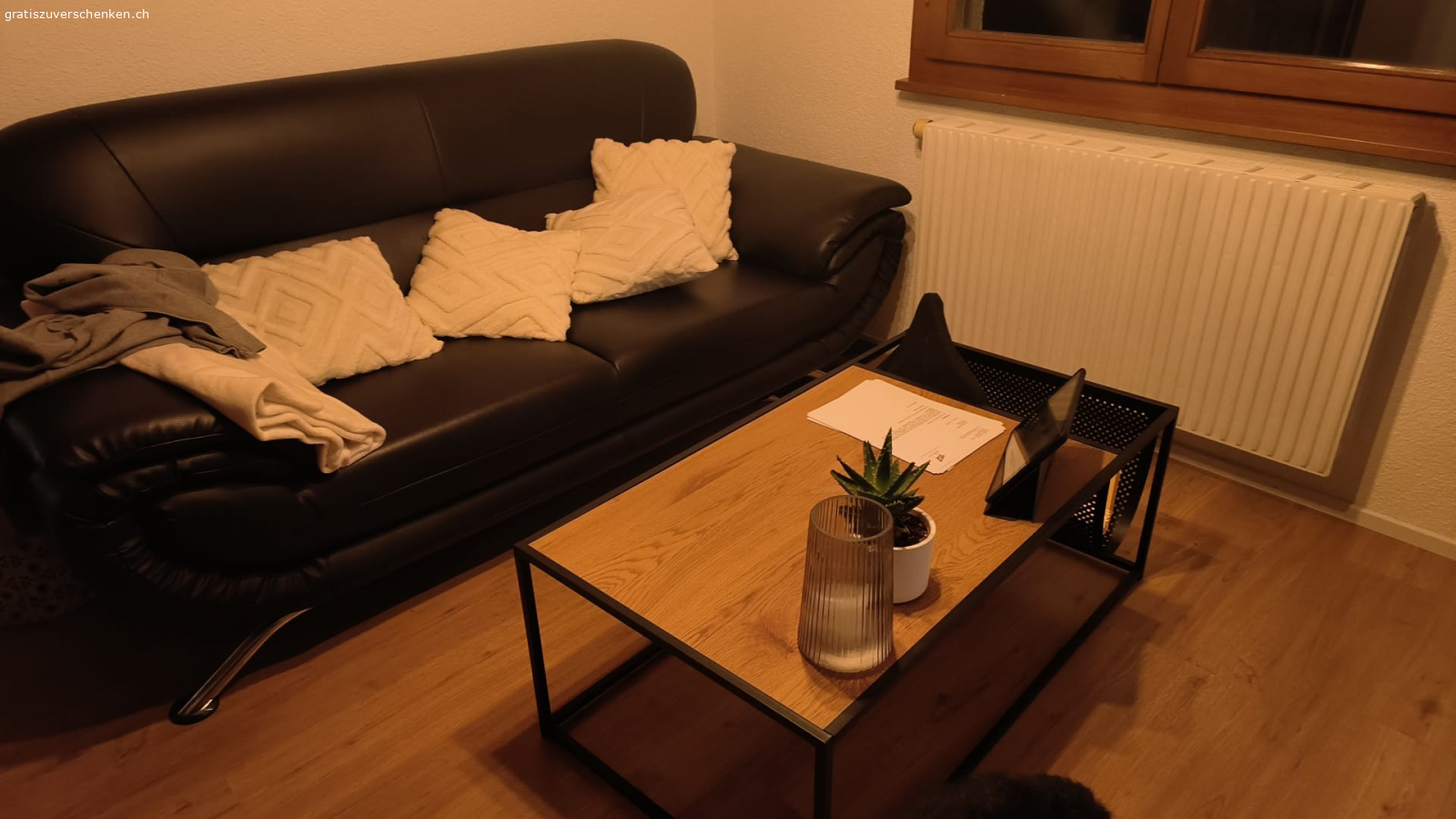 2 sofas. 2 schwarte leder sofas zu verschenken
1× 3plätzer 
1× 2plätzer

die sofas wurden kaum gebraucht haben jedoch trotzdem gebrauchsspuren