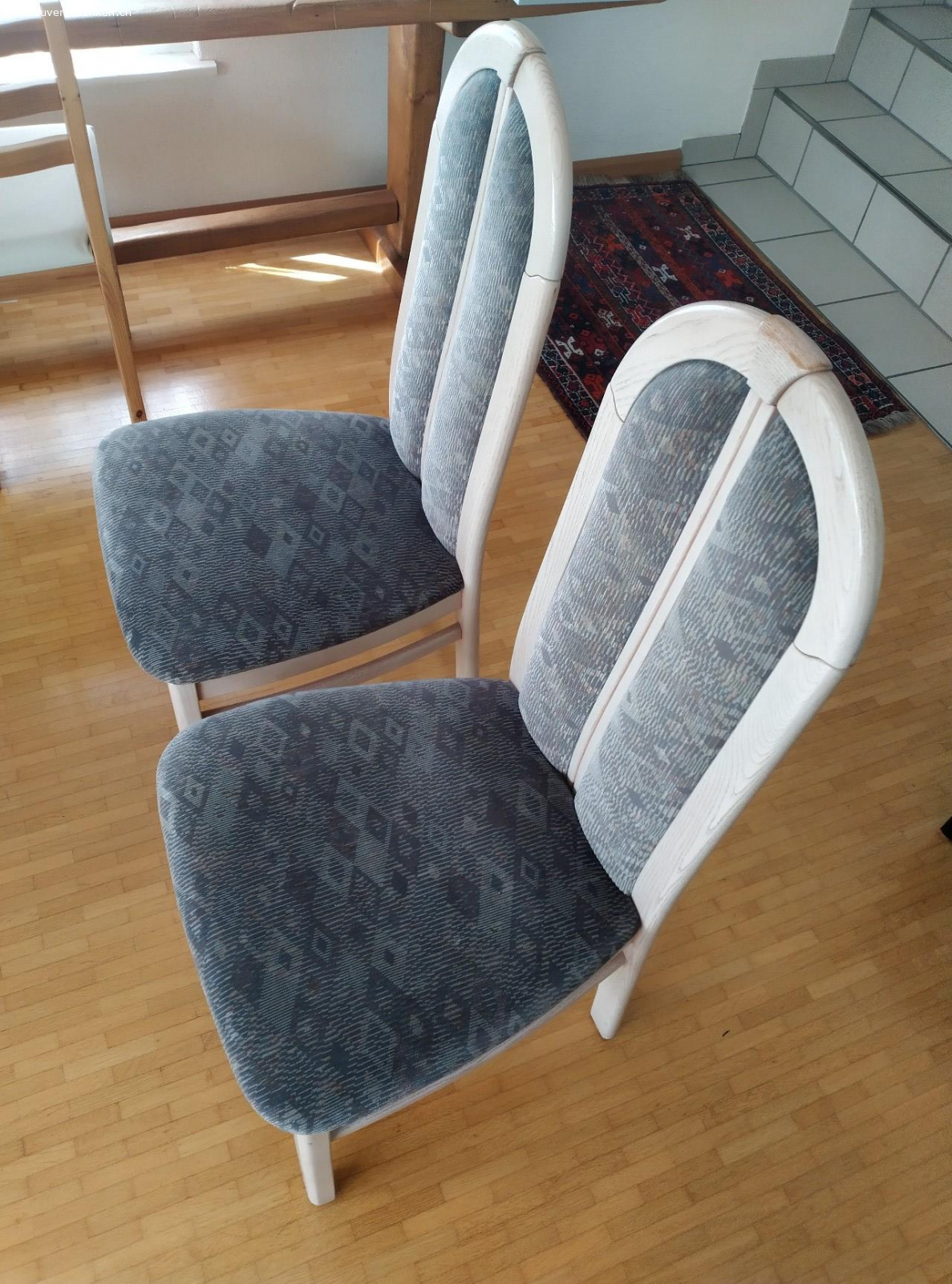 2 Stühle. 2 Stühle mit Stoffsitzfläche und Stofflehne, Höhe: 105, Breite: 47, Sitzhöhe: 50 cm