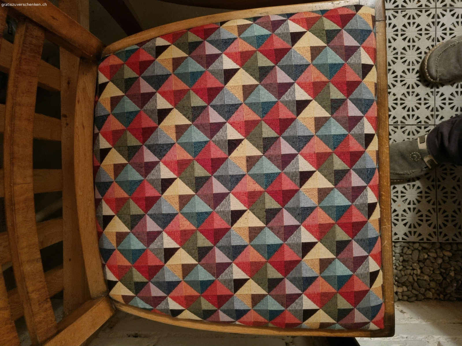 2 Stühle. 2x Stühle 84cm Hoch/ Sitzbreite 40cm
Sollte bis spätestens 7. April abgeholt werden. Spätere Abholung nach Rücksprache möglich.