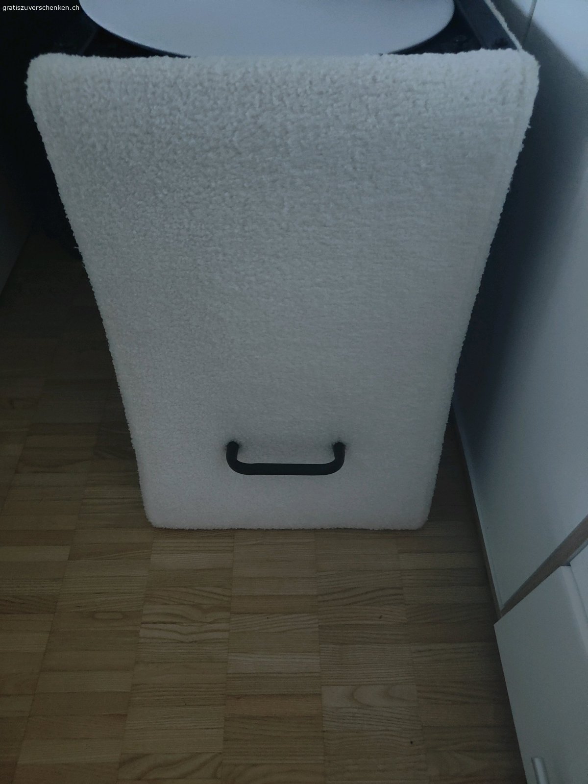 2 Stühle. zwei Stühle gratis abzugeben, abholen in Fällanden