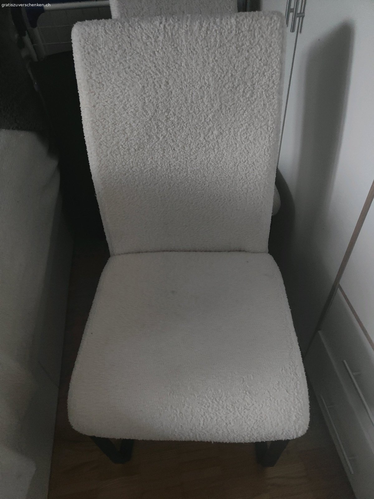 2 Stühle. zwei Stühle gratis abzugeben, abholen in Fällanden