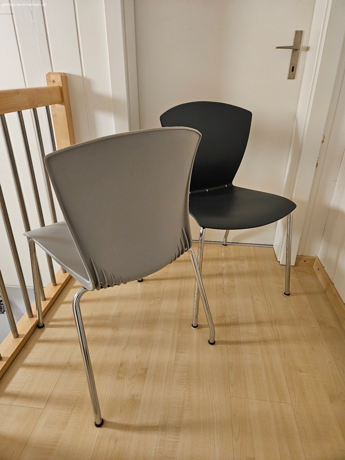 2 Stühle. Zwei Stapelstühle aus Metall in Grau und Schwarz. Die Stühle sind neuwertig.
Keine Beschädigungen.