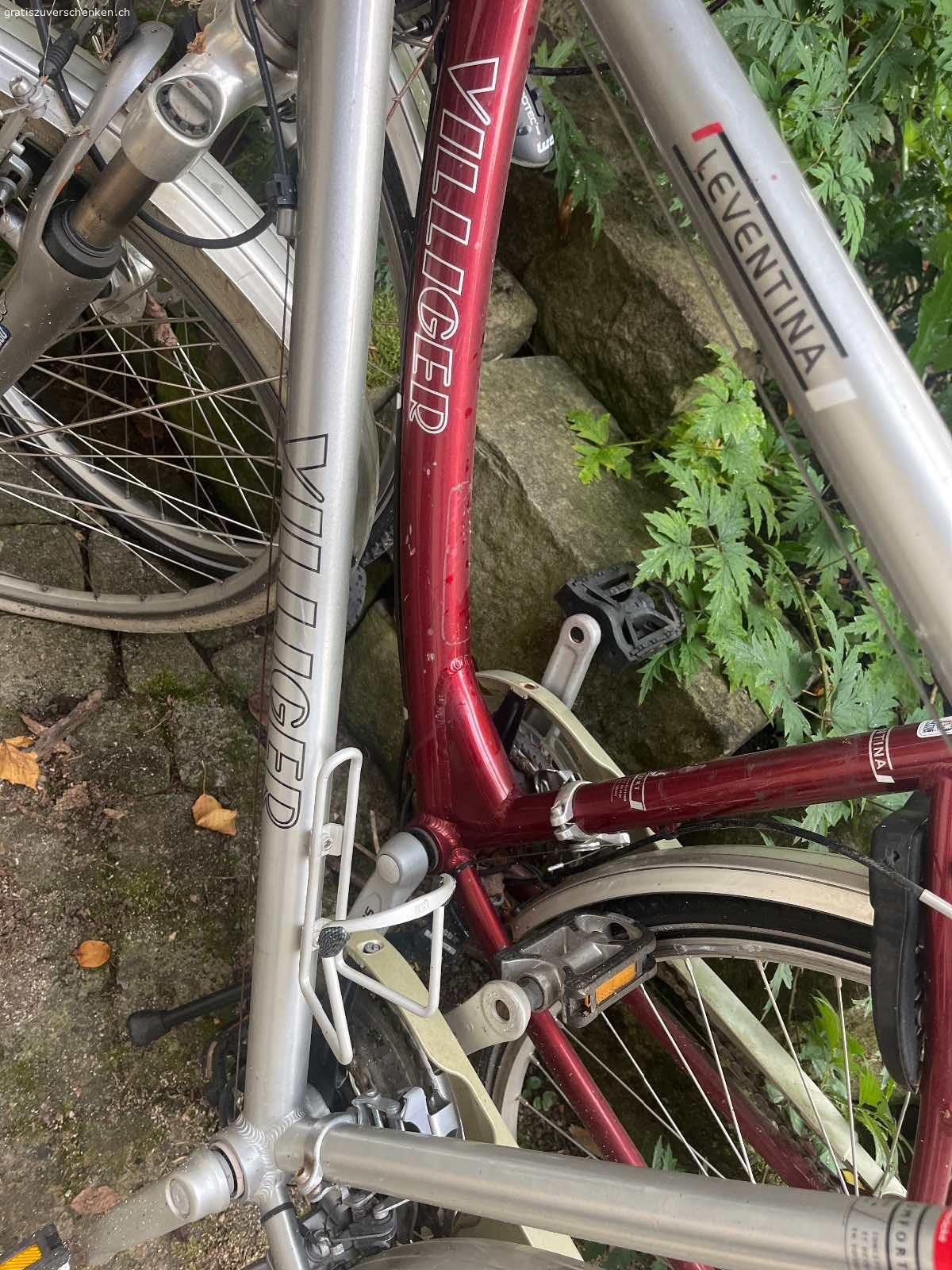 2 Villiger Velos. 2 ältere Villiger Velos zum Aufbereiten.  Diverse Teile (Reifen etc. ) müssen wahrscheinlich ersetzt werden. 

Bitte schnellstmöglich abholen ?