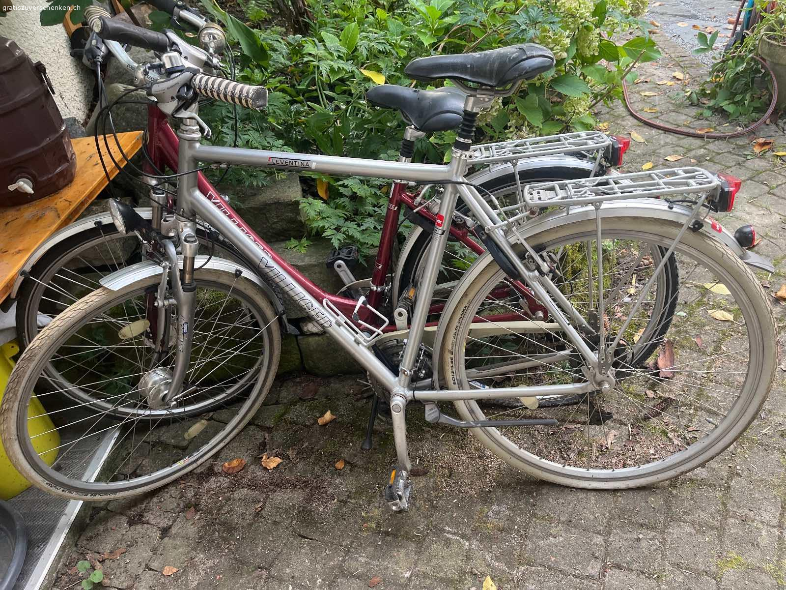 2 Villiger Velos. 2 ältere Villiger Velos zum Aufbereiten.  Diverse Teile (Reifen etc. ) müssen wahrscheinlich ersetzt werden. 

Bitte schnellstmöglich abholen ?