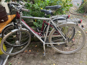 2 Villiger Velos. 2 ältere Villiger Velos zum Aufbereiten.  Diverse Teile (Reifen etc. ) müssen wahrscheinlich ersetzt werden. 

Bitte schnellstmöglich abholen ?