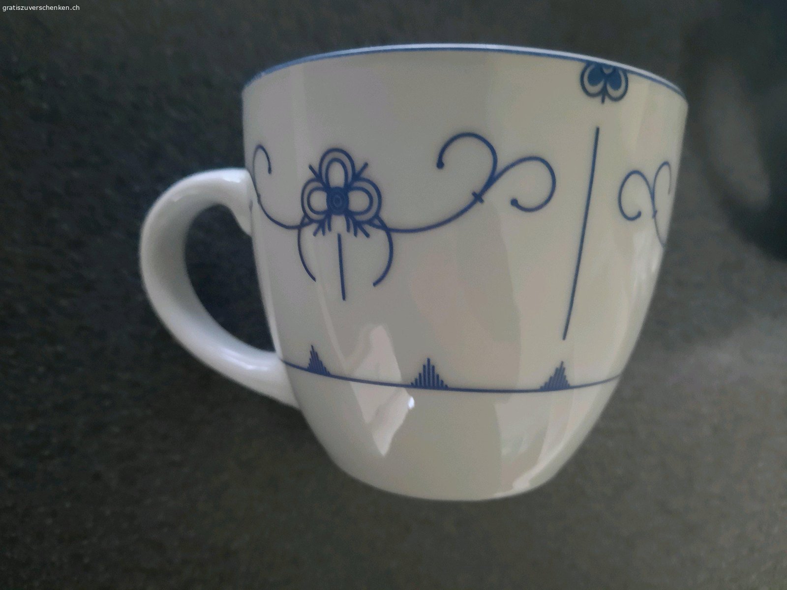 22 Porzelan-Tassen Diana. Weiss mit blauem Motiv.