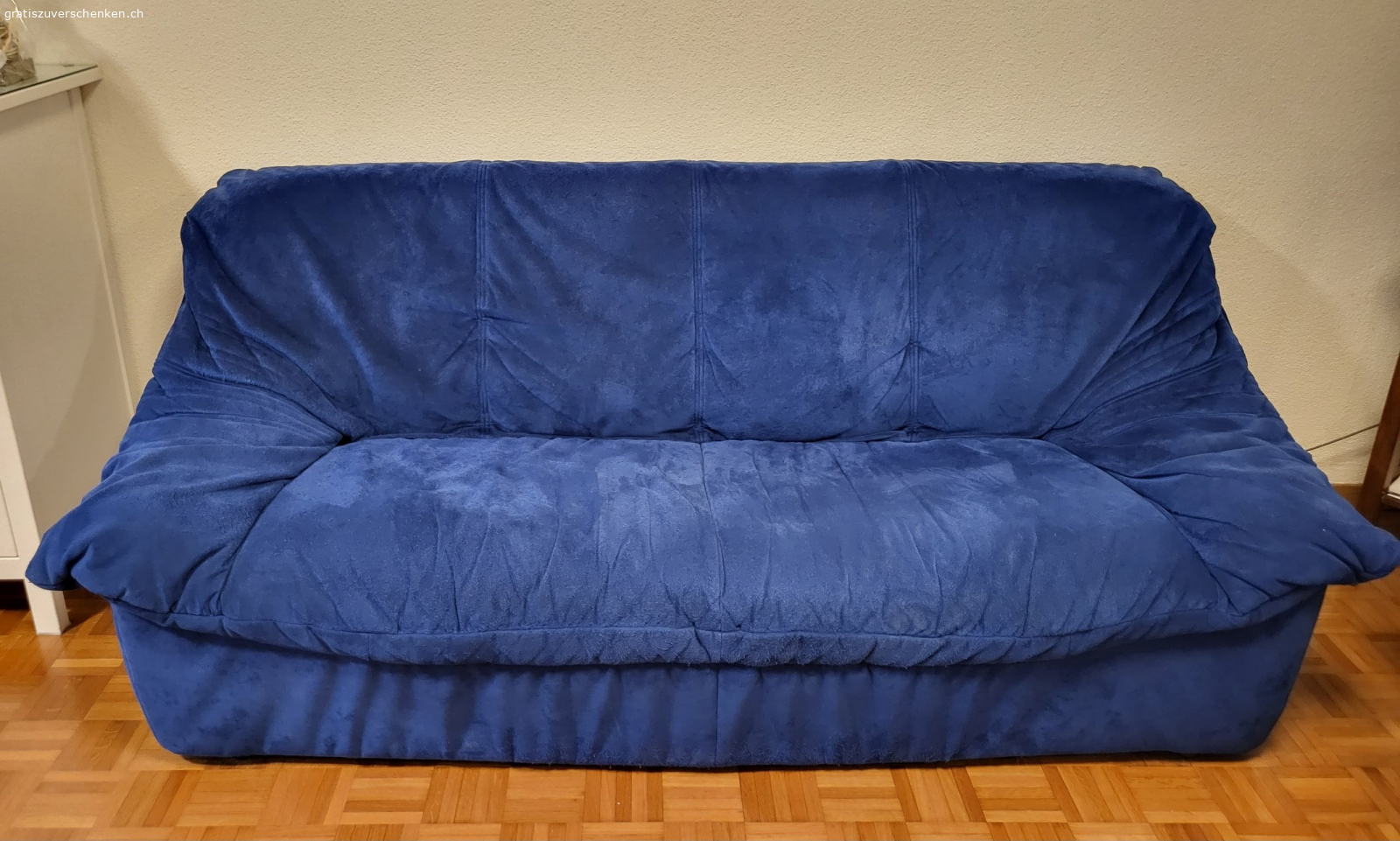 2er/3er Sofa. Alcantara Sofa zu veschenken.
Guter Zustand, aber kein Platz mehr in der neuen Wohnung.
Breite: 
2er: 155cm
3er: 185cm
Tiefe: 85cm
Sitztiefe: 60cm

Muss bis Montag, 29.12.25 abgeholt werden.