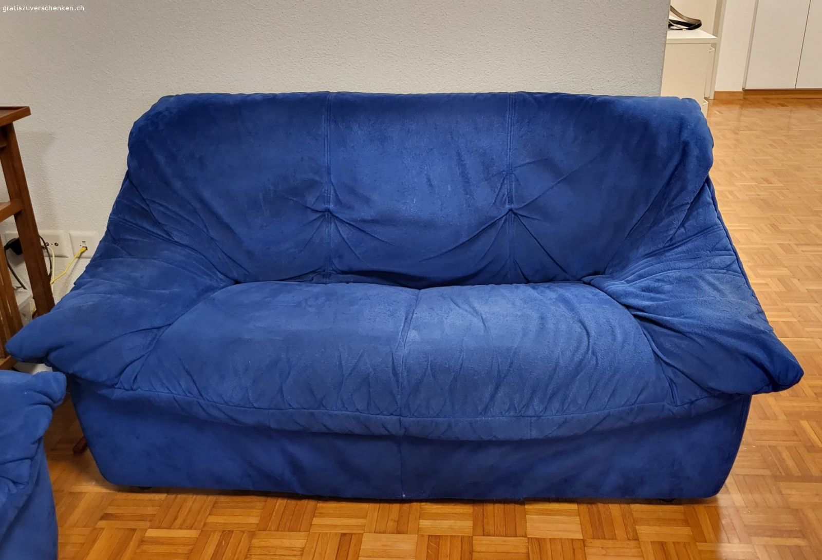 2er/3er Sofa. Alcantara Sofa zu veschenken.
Guter Zustand, aber kein Platz mehr in der neuen Wohnung.
Breite: 
2er: 155cm
3er: 185cm
Tiefe: 85cm
Sitztiefe: 60cm

Muss bis Montag, 29.12.25 abgeholt werden.