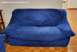 2er/3er Sofa. Alcantara Sofa zu veschenken.
Guter Zustand, aber kein Platz mehr in der neuen Wohnung.
Breite: 
2er: 155cm
3er: 185cm
Tiefe: 85cm
Sitztiefe: 60cm

Muss bis Montag, 29.12.25 abgeholt werden.
