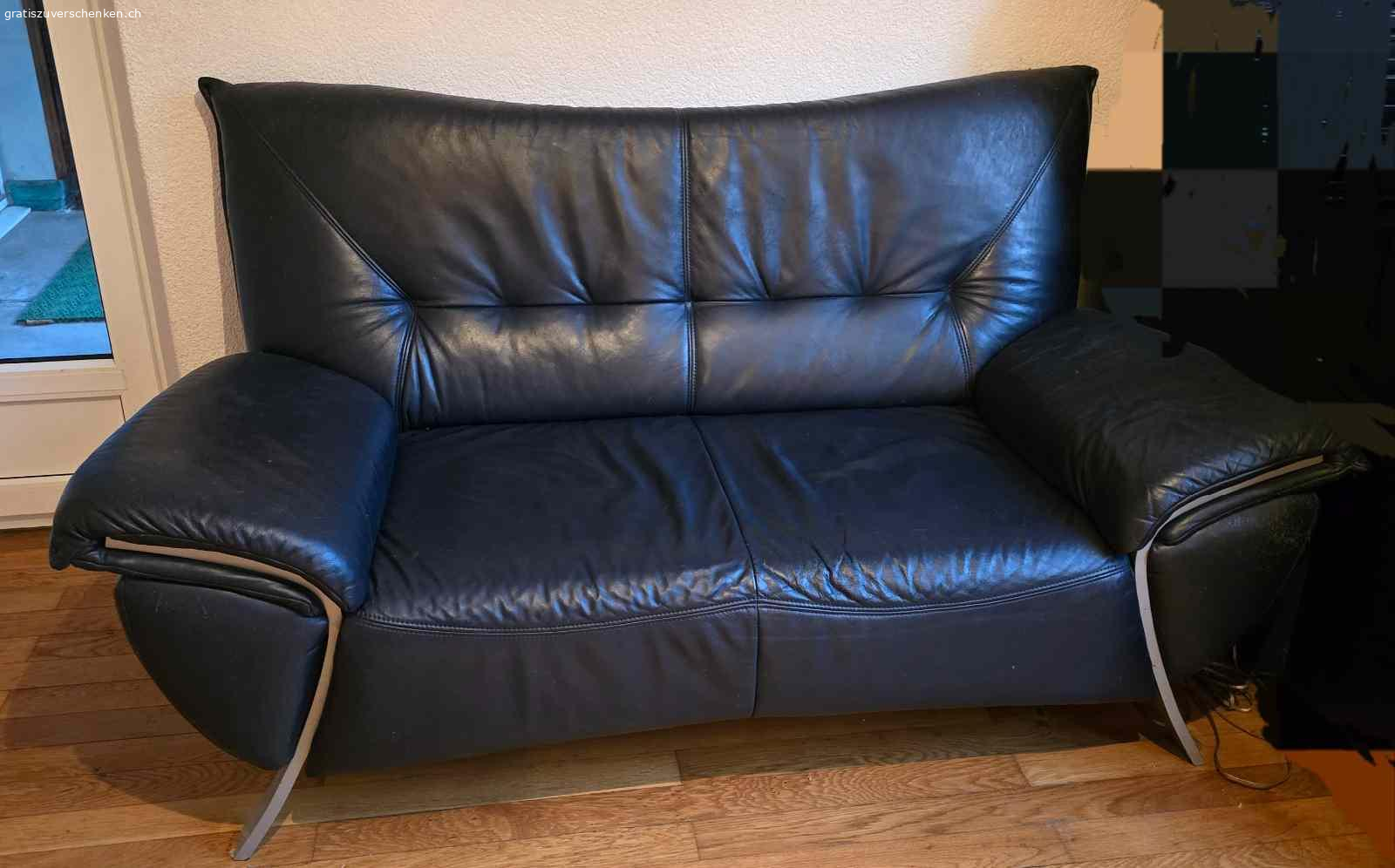 2er-Sofa (echt Leder) zu versche. Gut erhaltenes, gebrauchtes 2er Ledersofa Gratis abzugeben.  Normale Gebrauchsspuren.