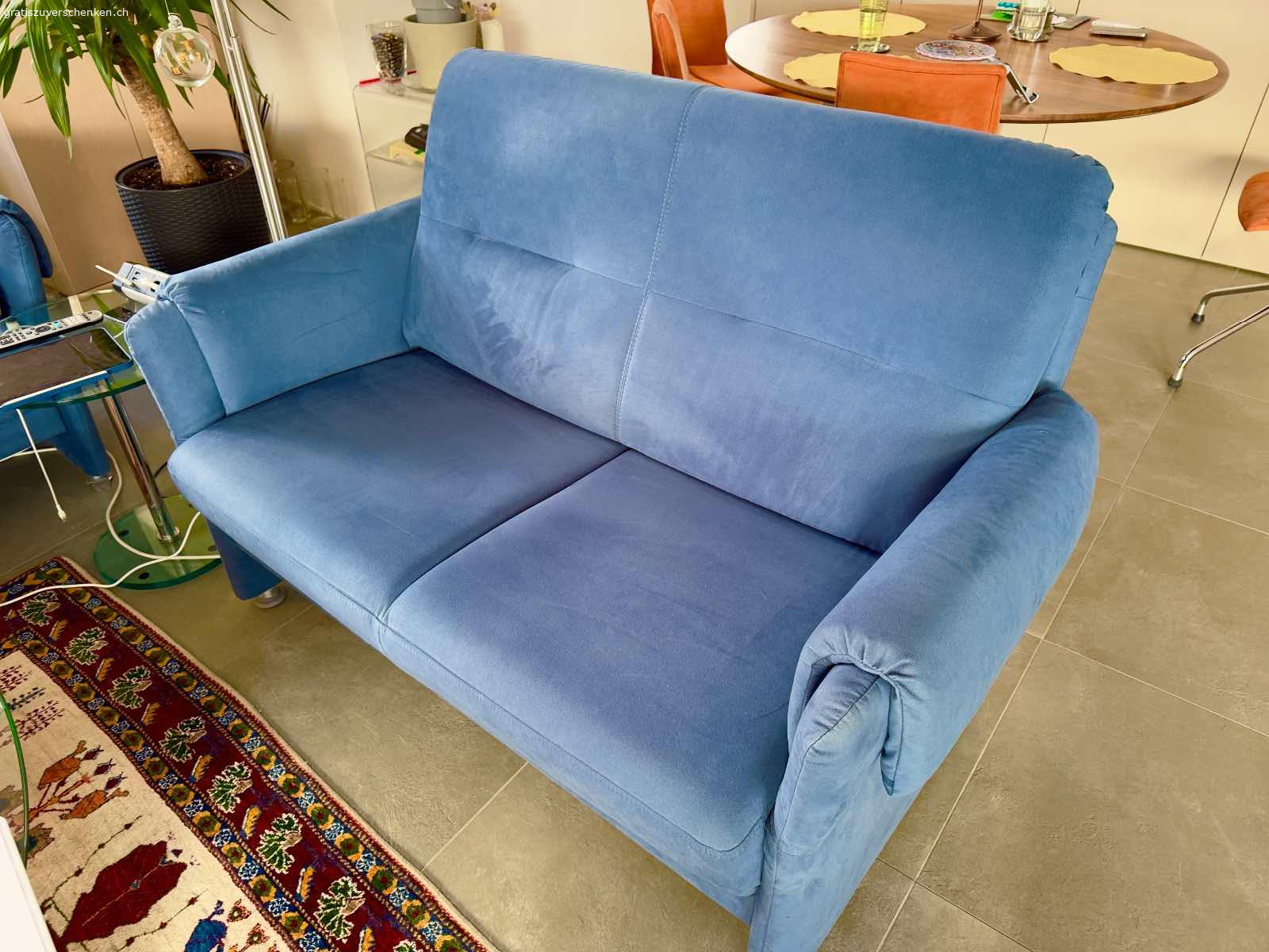 2er Sofa zu verschenken. 2er Sofa, blau, 140 x 80 cm, Seitenlehnen verstellbar
2 Jahre alt und wenig benutzt 

Müsste diese Woche noch abgeholt werden