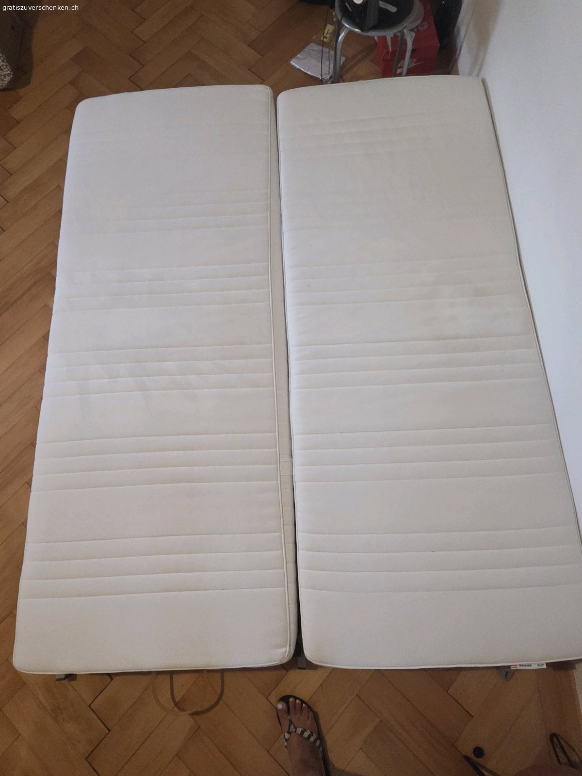 2x Lattwnrost und 2x Matratze 80x200. Je 80x200 (geeignet für 160er betten) 
Matratze von Ikea, Bezug abnehm/ waschbar. 
Lattenrost ebenfalls von Ikea.