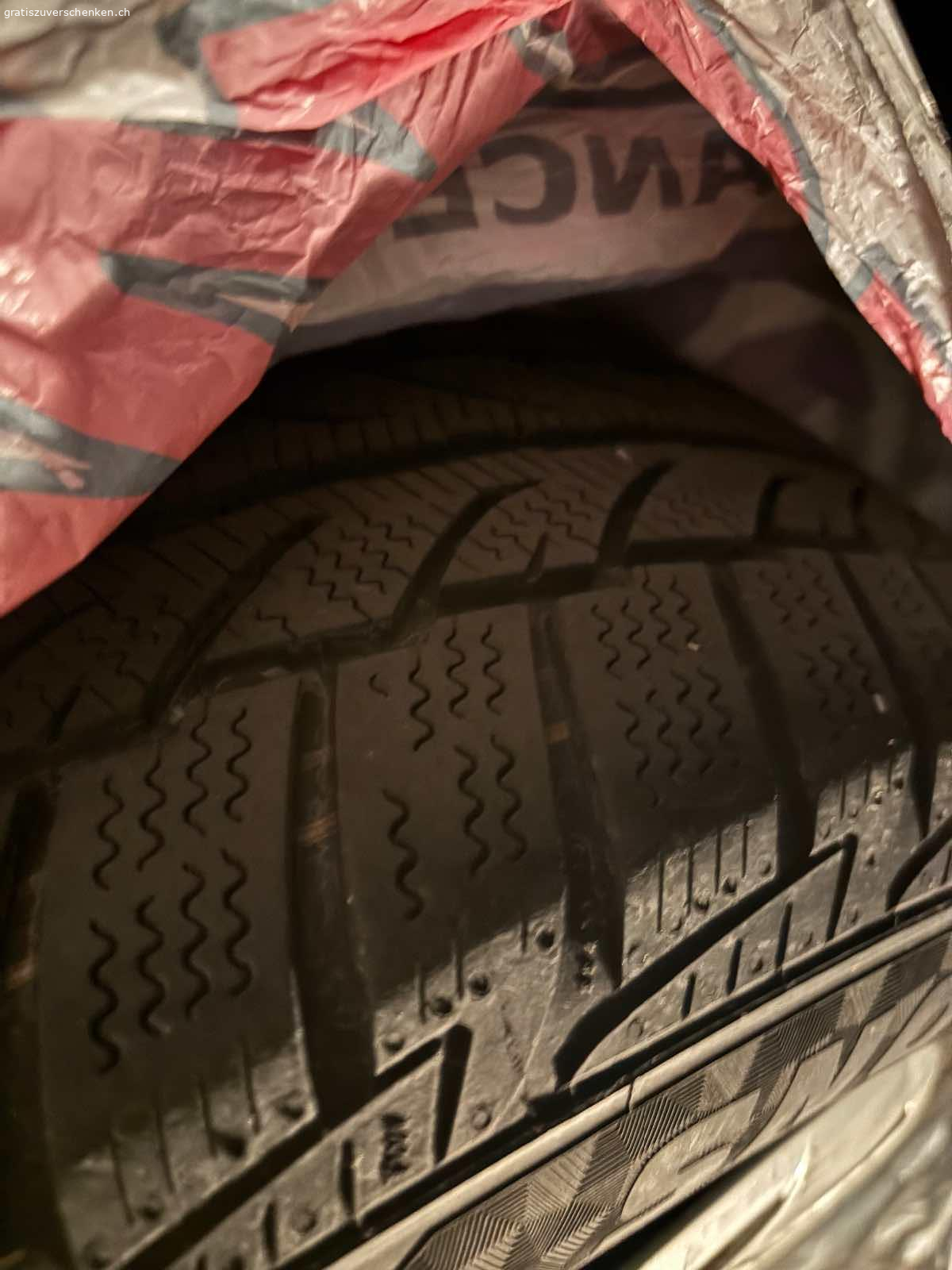 3 Autoreifen - 195/65 R15 91N  M+S Reifen. Ausreichend Profil vorhanden. 
Auf Stahlfelgen.
Von meinem Mercedes, den ich verkaufe.