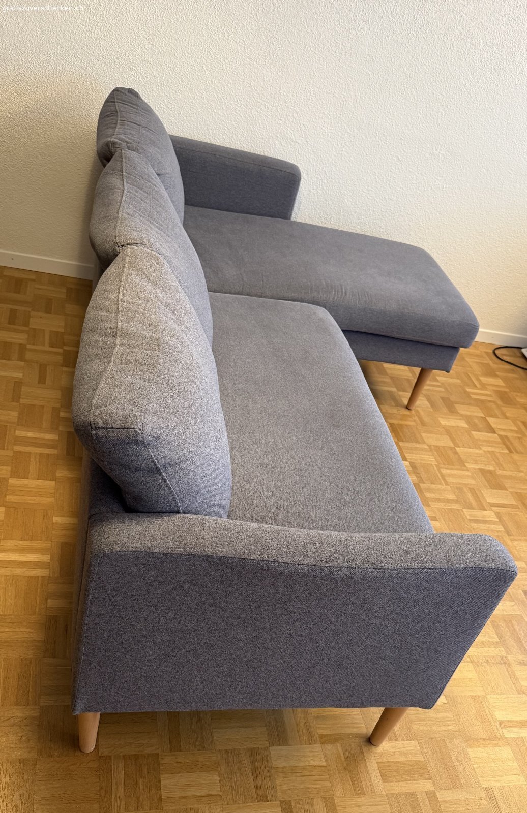 3-Sitz Ecksofa Grau (Micasa). 3-Sitz Ecksofa (rechts) von Micasa, grau.

Länge: ca. 215cm, Breite (ohne Liegefläche): ca 75 cm, Breite (mit Liegefläche) ca. 130.

Zustand: Gebraucht für ca. 4 Jahre.