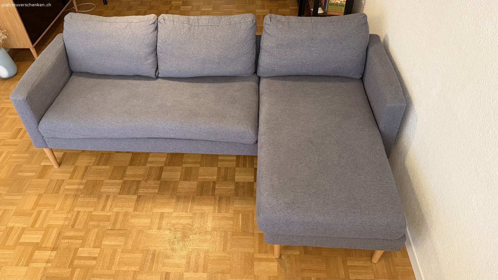 3-Sitz Ecksofa Grau (Micasa). 3-Sitz Ecksofa (rechts) von Micasa, grau.

Länge: ca. 215cm, Breite (ohne Liegefläche): ca 75 cm, Breite (mit Liegefläche) ca. 130.

Zustand: Gebraucht für ca. 4 Jahre.