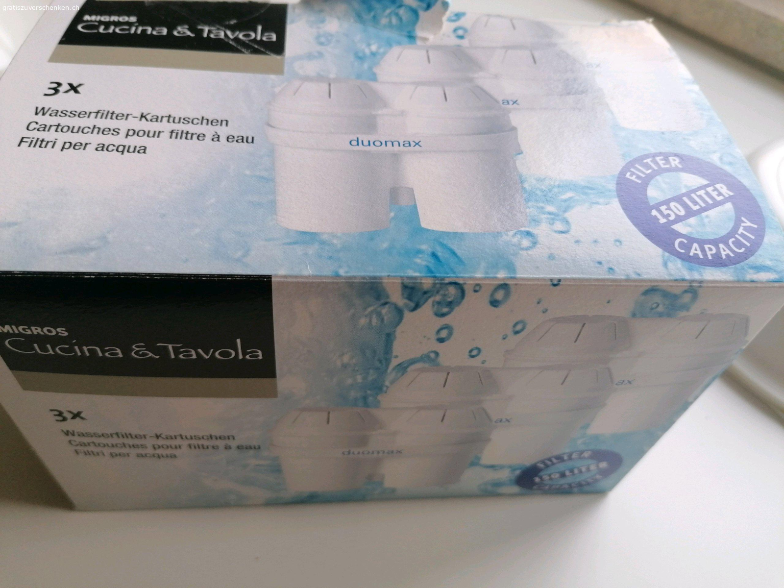 3 Wasserfilter-Kartuschen duomax. Diese Filter sind neu und unbraucht und verhindern, dass zuviel kalkhaltiges Wasser in die Kaffeemaschine gelangt.
Wir verschenken sie, weil wir die Falschen eingekauft haben