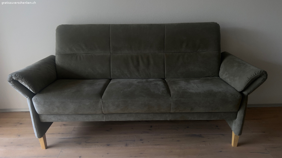 3er Sofa mit hohen Füssen