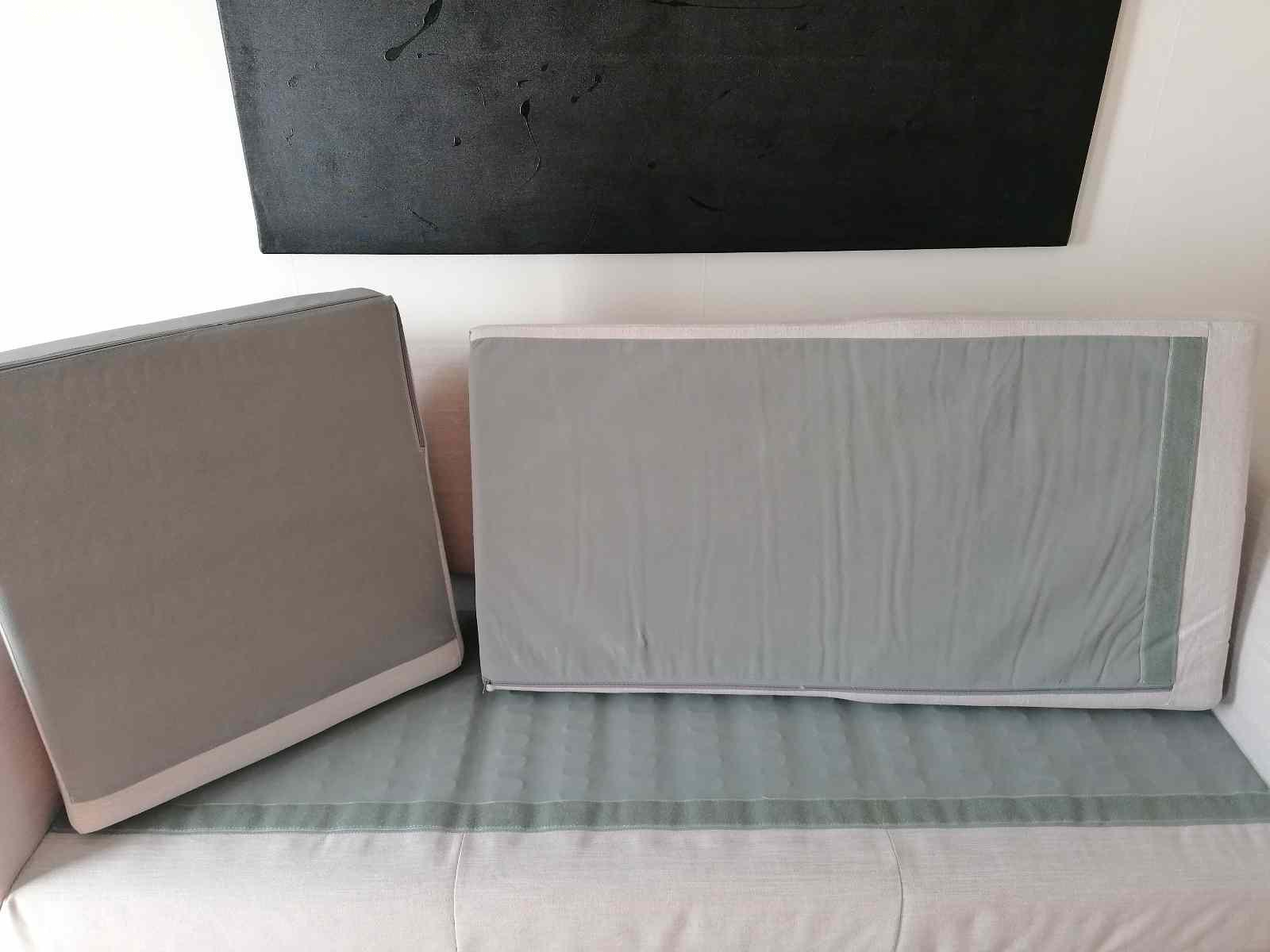 3er sofa. Sofa gebraucht, gut erhalten wie auf dem Foto ersichtlich. Kann nicht auseinandergenommen genommen werden,ohne Zierkissen, muss mit min. 2 Personen vom 2 Stock in den Transporter getragen werden. Dies muss wie auch
Datum und Zeit bestätigt werden, ansonsten kein Feedback.
Länge,2.10,höhe 80,breite ca. 77cm.