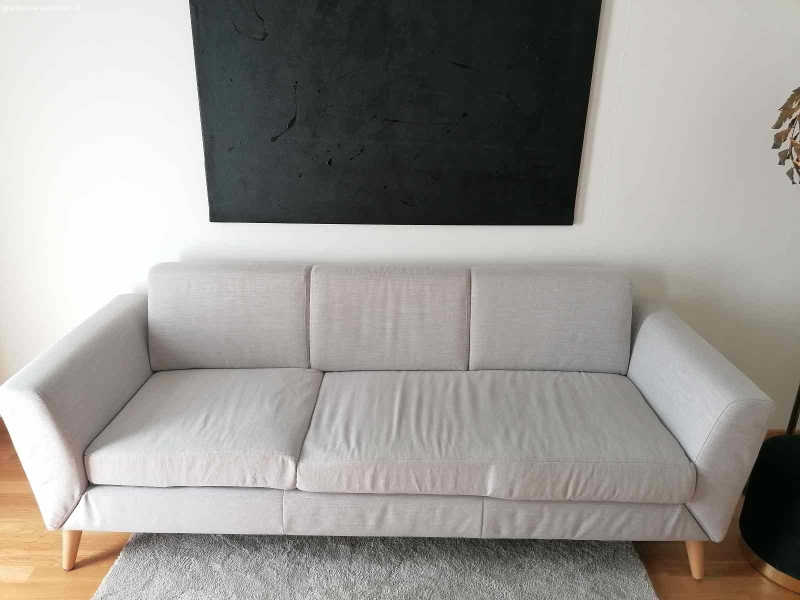 3er sofa. Sofa gebraucht, gut erhalten wie auf dem Foto ersichtlich. Kann nicht auseinandergenommen genommen werden,ohne Zierkissen, muss mit min. 2 Personen vom 2 Stock in den Transporter getragen werden. Dies muss wie auch
Datum und Zeit bestätigt werden, ansonsten kein Feedback.
Länge,2.10,höhe 80,breite ca. 77cm.