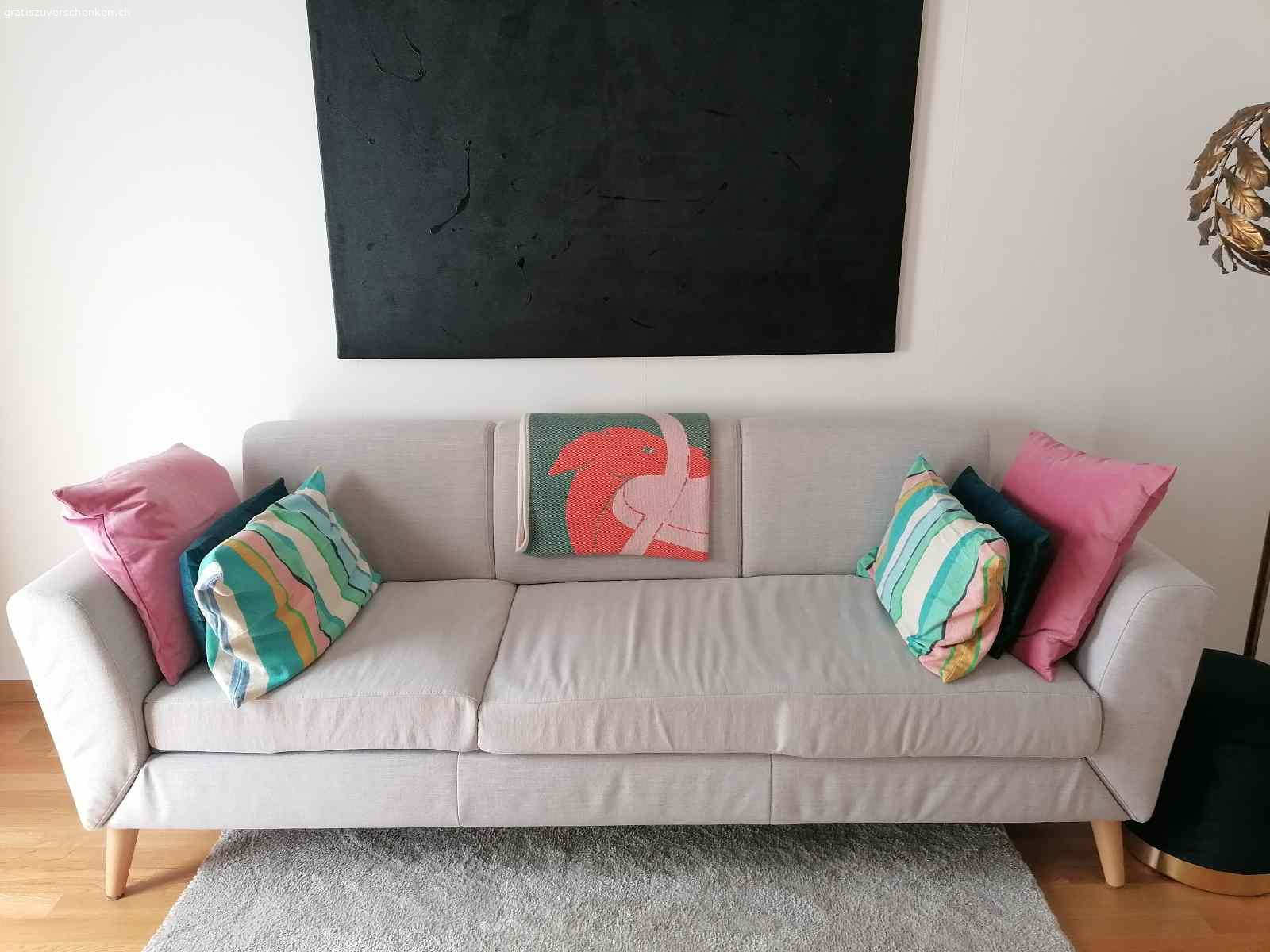 3er sofa. Sofa gebraucht, gut erhalten wie auf dem Foto ersichtlich. Kann nicht auseinandergenommen genommen werden,ohne Zierkissen, muss mit min. 2 Personen vom 2 Stock in den Transporter getragen werden. Dies muss wie auch
Datum und Zeit bestätigt werden, ansonsten kein Feedback.
Länge,2.10,höhe 80,breite ca. 77cm.