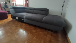 3er Teil eines Ecksofas. Gratis zu verschenken; der 3er Teil eines gut erhaltenen Stoffsofas, Farbe grau, es gibt einen neuen, roten Stoffbezug dazu. Muss bei mir abgeholt werden. Masse: B 233 cm
T 107 cm
Für den Transport braucht es einen Bus, Anhänger, o.ä.
Adresse zum Abholen:
Gumpelsfahr 6 
6042 Die teil
ACHTUNG: DIE ADRESSE AUF GOOGLE MAPS IST FALSCH!