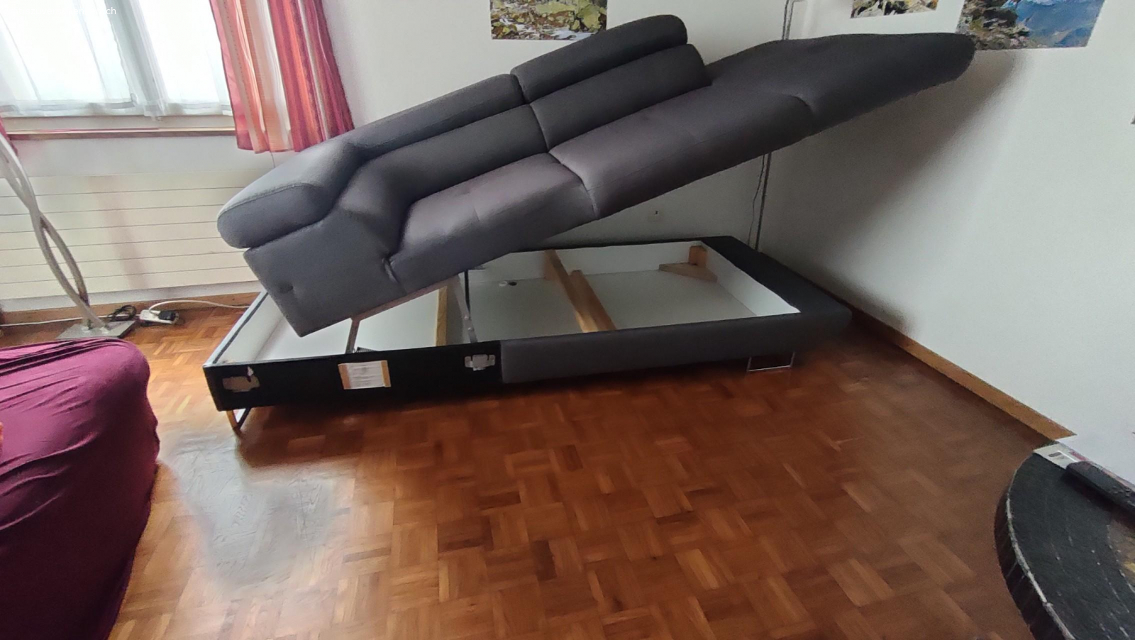 3er Teil eines Ecksofas. Gratis zu verschenken; der 3er Teil eines gut erhaltenen Stoffsofas, Farbe grau, es gibt einen neuen, roten Stoffbezug dazu. Muss bei mir abgeholt werden. Masse: B 233 cm
T 107 cm
Für den Transport braucht es einen Bus, Anhänger, o.ä.
Adresse zum Abholen:
Gumpelsfahr 6 
6042 Die teil
ACHTUNG: DIE ADRESSE AUF GOOGLE MAPS IST FALSCH!